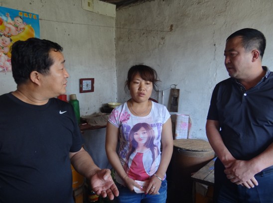 工作人员与赵文霞母亲亲切交谈