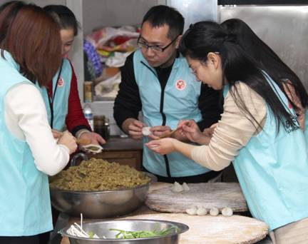 志愿者包饺子